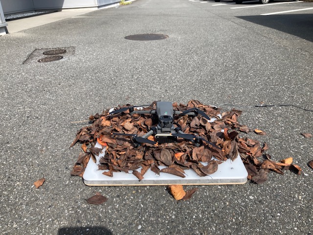 落ち葉がある状態でもワイヤレス充電するドローン