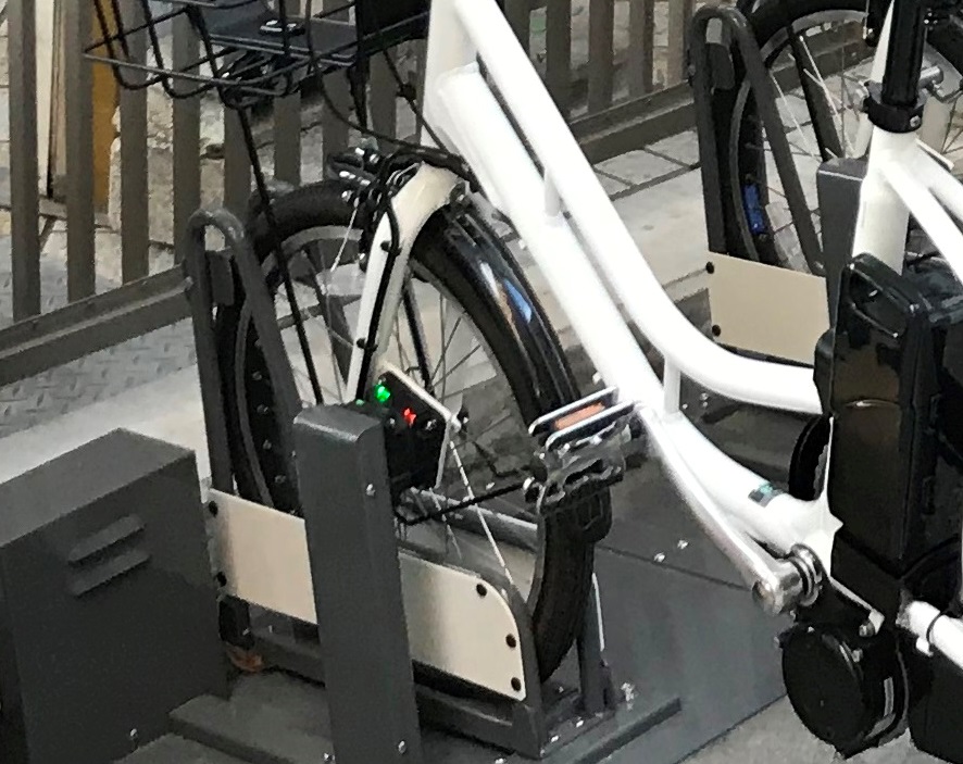 シェアサイクルの電動自転車のバッテリーへワイヤレス充電しています。