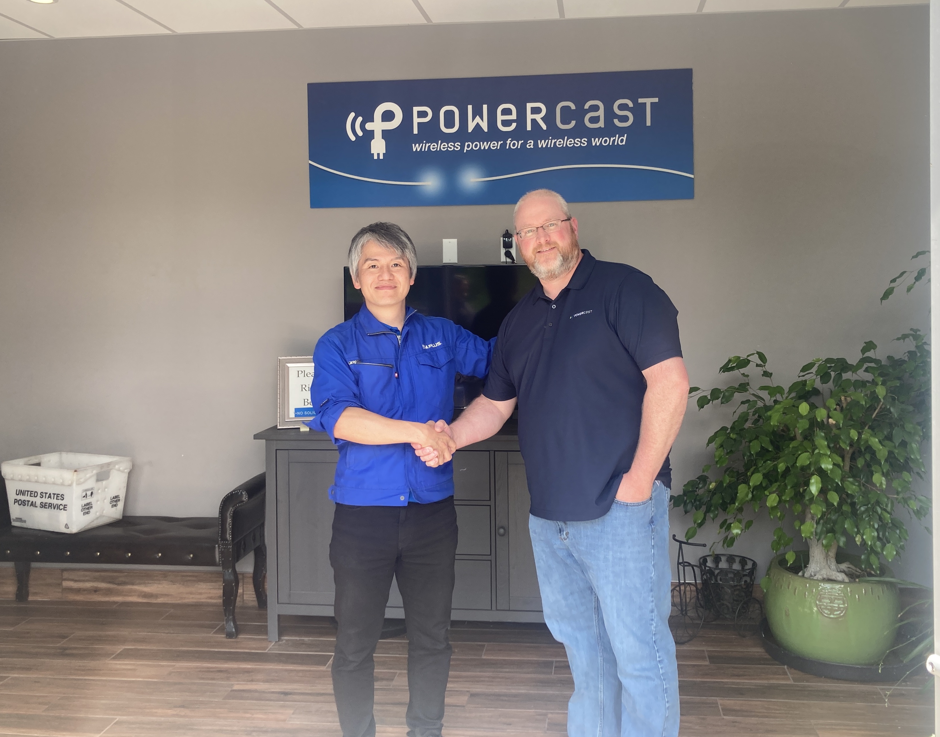 ビー・アンド・プラス　亀田社長（左）とPowercast COO兼CTO Charles Greene氏（右）