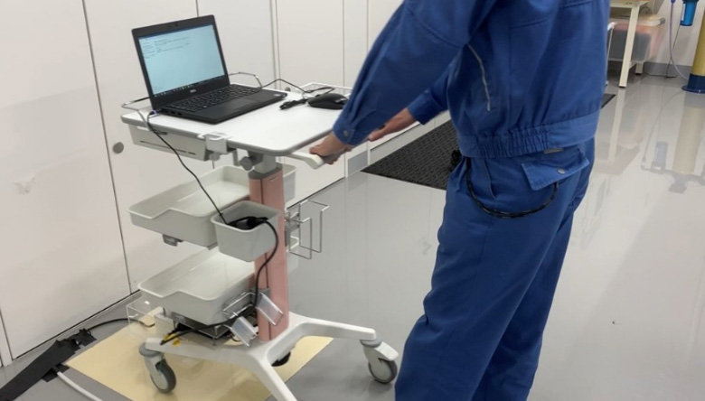医療カートへのワイヤレス給電実験の様子