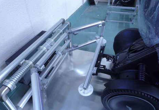 電動車椅子を使った給電実証試験の様子