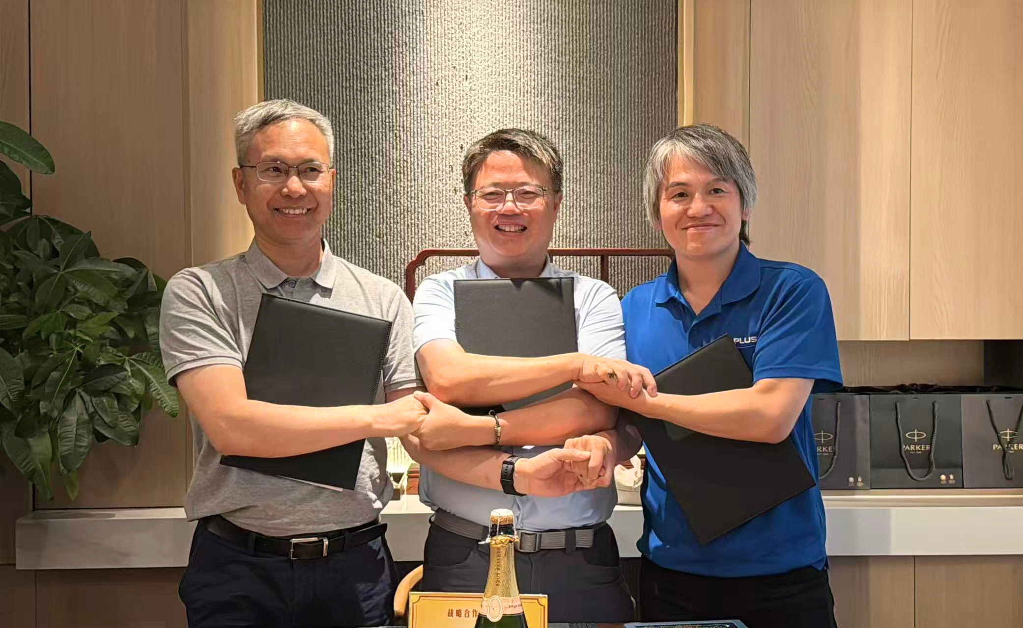 戦略的パートナーシップを締結したHzI、JINGWANG、ビー・アンド・プラスの代表者