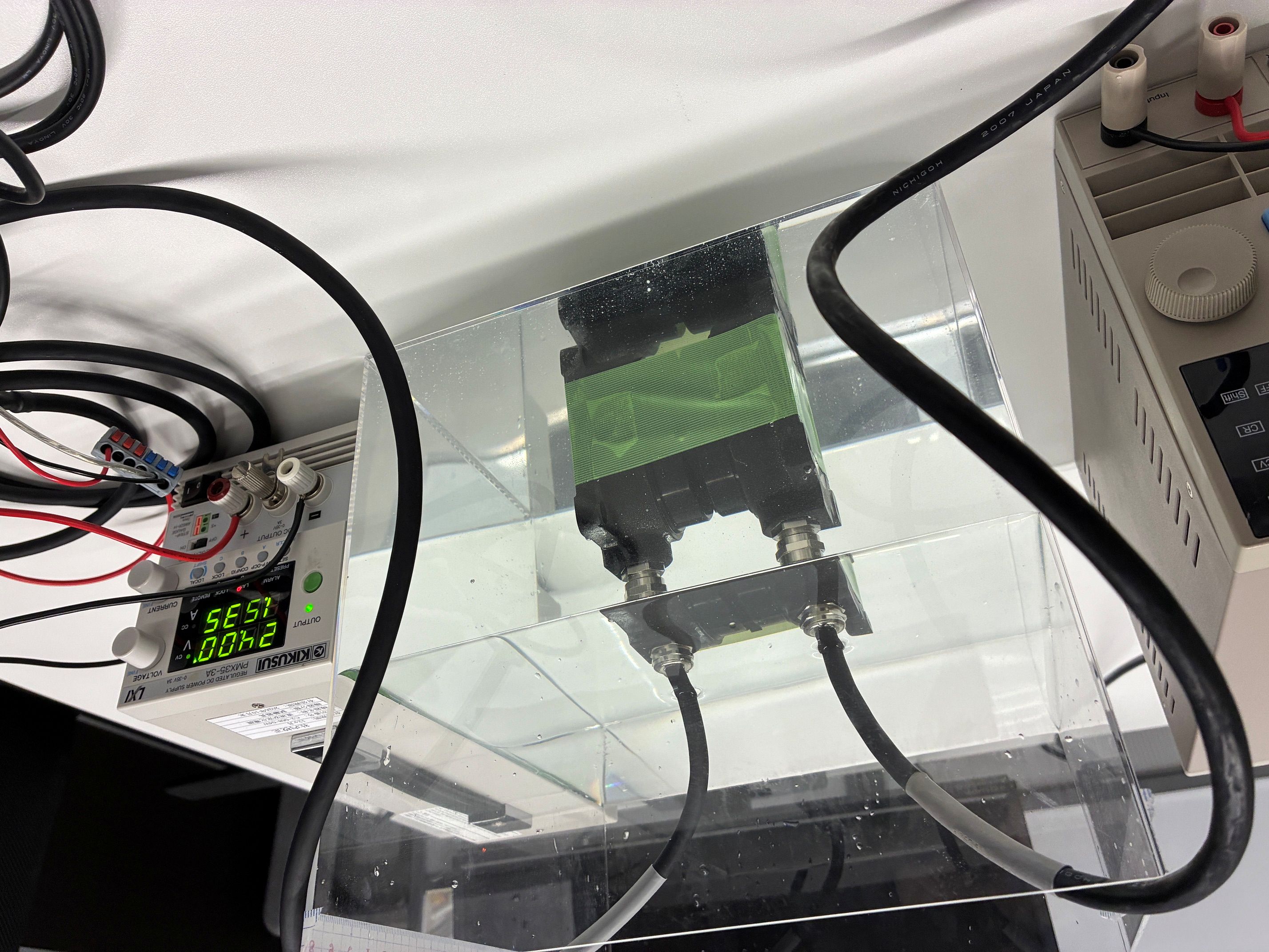 人工海水中でテープ固定した送受電モジュール